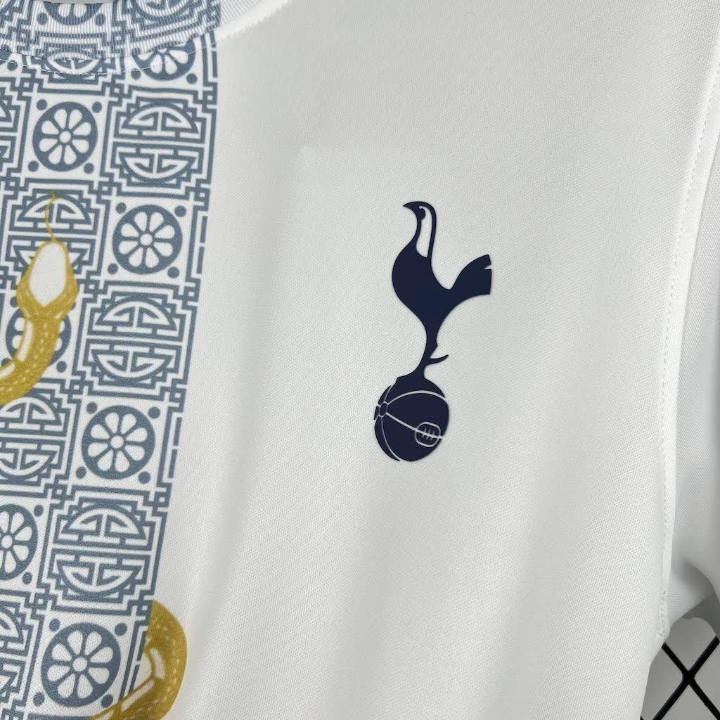 football-shirt-tottenham-hotspur-white-gold-snake-edition-25-26-5 Football Shirt Tottenham Hotspur White Gold Snake Edition 25-26 extra 3
