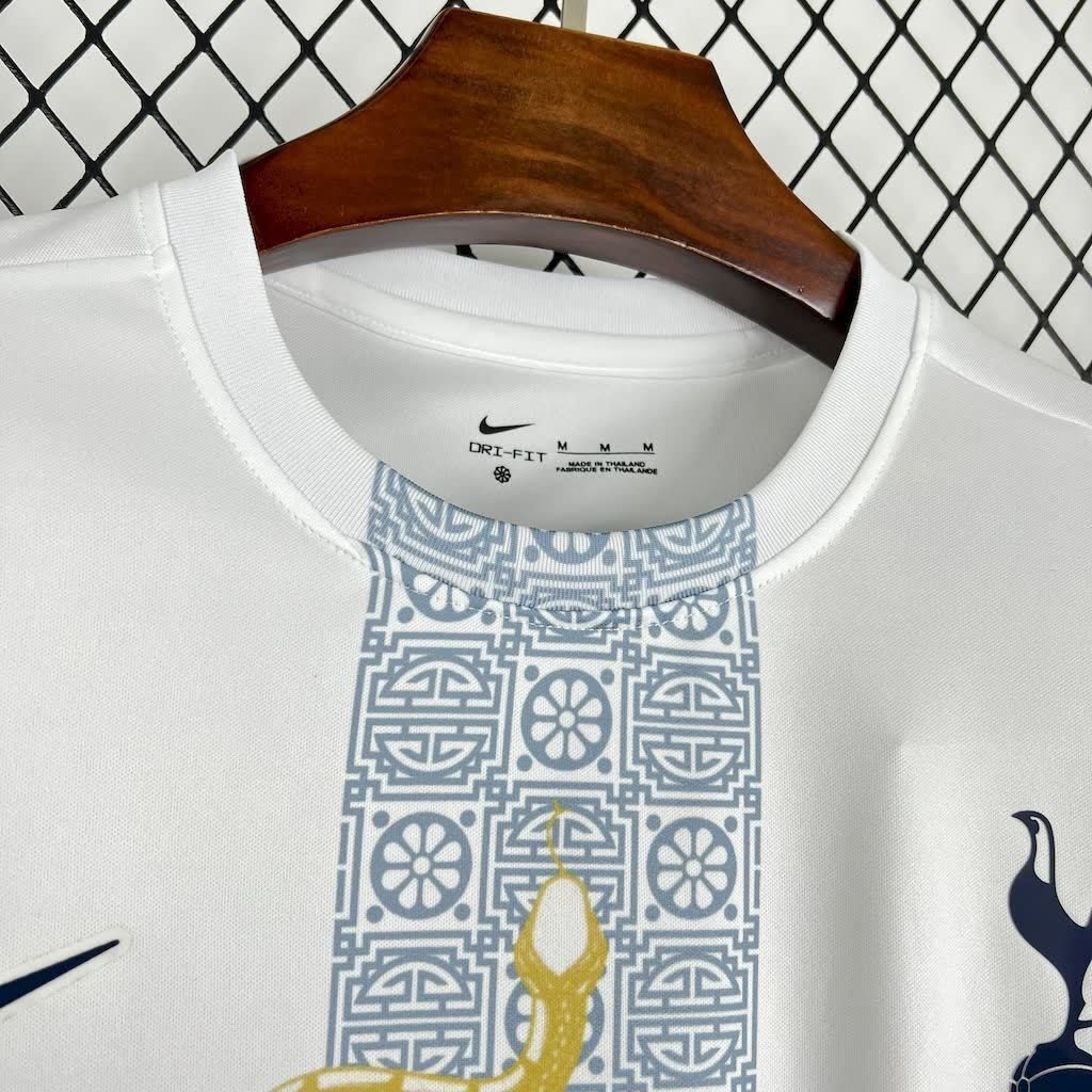 football-shirt-tottenham-hotspur-white-gold-snake-edition-25-26-7 Football Shirt Tottenham Hotspur White Gold Snake Edition 25-26 extra 5